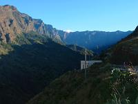 Straße hinunter zur Barranco de las Angustias