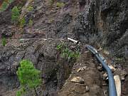 Wanderweg zum Lomo del Escuchadero, ein Balanceakt über die Wasserleitung  