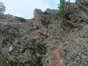 Wanderweg verläuft von rechts nach links oben mit Stahlseilversicherung