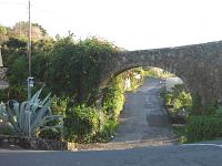 Der Weg führt durch die Brücke