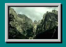 Einige Zeit, nachdem man die Rif. Altissimo hinter sich gelassen hat. Der Aufstieg f&uuml;hrt rechts der Felsen hinauf.