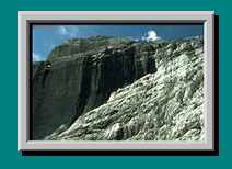 Rechts dieser Felswand f&uuml;hrt ein steiler Wanderweg nach oben.